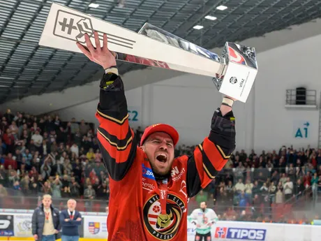 Na snímke hráč Prešova Jakub Suja dvíha nad hlavu pohár počas osláv z postupu do slovenskej extraligy po piatom zápase finále play off hokejovej Tipos SHL HC Prešov - HK Skalica.