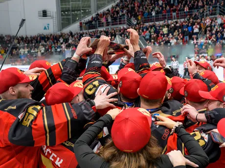 Na snímke hokejisti Prešova sa tešia z postupu do slovenskej extraligy po piatom zápase finále play off hokejovej Tipos SHL HC Prešov - HK Skalica.