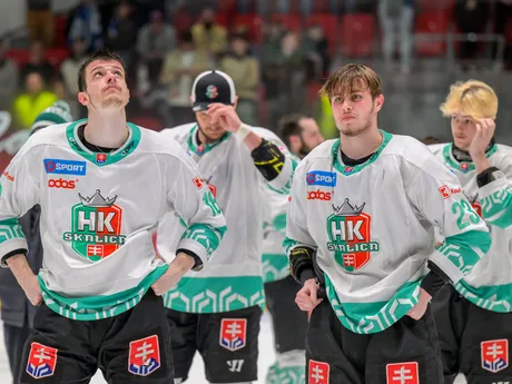 Na snímke hráči HK Skalica smútia po prehre v piatom zápase finále play off hokejovej Tipos SHL HC Prešov - HK Skalica.