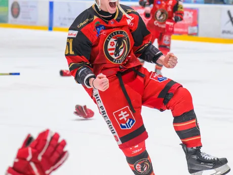 Na snímke hráč Prešova Vladislav Leščenko sa raduje počas osláv z postupu do slovenskej extraligy po piatom zápase finále play off hokejovej Tipos SHL HC Prešov - HK Skalica.