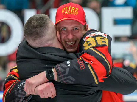 Na snímke hráč Prešova Samuel Chalupa sa raduje počas osláv z postupu do slovenskej extraligy po piatom zápase finále play off hokejovej Tipos SHL HC Prešov - HK Skalica.