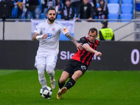 Tigran Barseghjan (vľavo) a Martin Mikovič v dueli ŠK Slovan Bratislava - FC Spartak Trnava v 1. zápase semifinále Slovnaft Cupu.