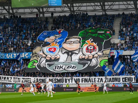 Divácky nápis počas ŠK Slovan Bratislava - FC Spartak Trnava v 1. zápase semifinále Slovnaft Cupu.