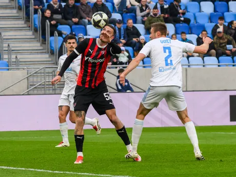 Zľava Matúš Vojtko, Erik Sabo  a Siemen Voet v dueli ŠK Slovan Bratislava - FC Spartak Trnava v 1. zápase semifinále Slovnaft Cupu.