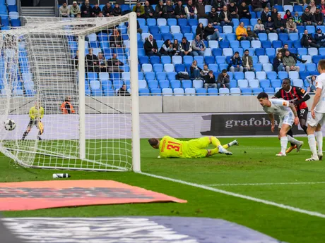 Zľava Martin Trnovský, Matúš Vojtko, strelec gólu Kelvin Oforo a Siemen Voet v dueli ŠK Slovan Bratislava - FC Spartak Trnava v 1. zápase semifinále Slovnaft Cupu.