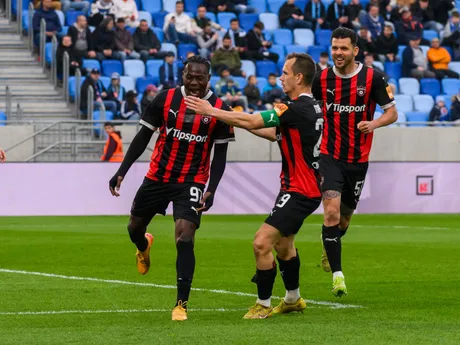 Zľava Kelvin Ofori, Martin Mikovič  a Michal Ďuriš sa tešia po strelenom góle v dueli ŠK Slovan Bratislava - FC Spartak Trnava v 1. zápase semifinále Slovnaft Cupu.