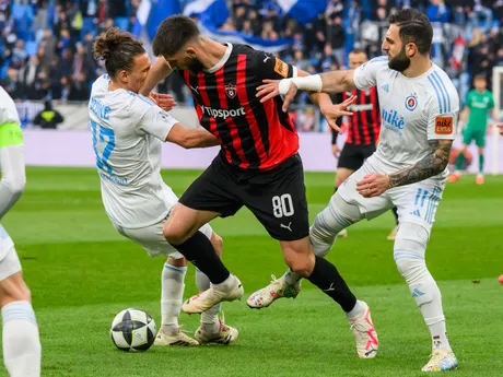 Zľava Július Szöke, Adrian Zelkovič a Tigran Barseghjan v dueli ŠK Slovan Bratislava - FC Spartak Trnava v 1. zápase semifinále Slovnaft Cupu.