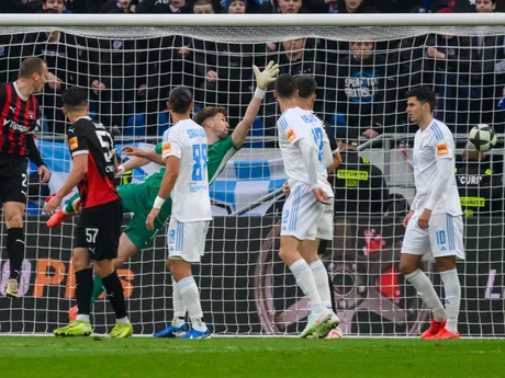 Brankár Žiga Frelih inkasuje v dueli ŠK Slovan Bratislava - FC Spartak Trnava v 1. zápase semifinále Slovnaft Cupu.