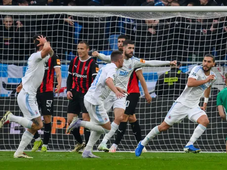 Róbert Mak sa so spoluhráčmi teší po strelenom góle v dueli ŠK Slovan Bratislava - FC Spartak Trnava v 1. zápase semifinále Slovnaft Cupu.