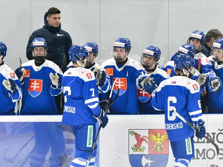 Hlavný tréner slovenskej hokejovej reprezentácie 18 Martin Dendis a hráči počas prípravného hokejového zápasu Slovensko 18 - Lotyšsko 18.
