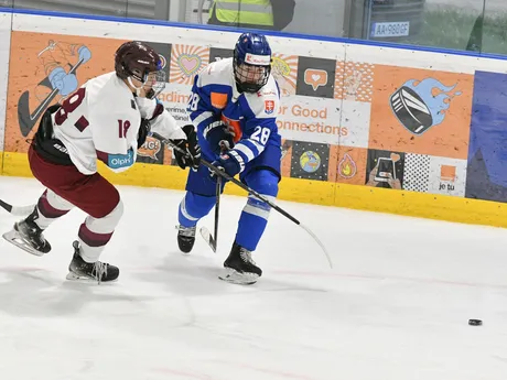 Jakub Dubravík (Slovensko) a Kristers Obuks (Lotyšsko) počas prípravného hokejového zápasu.