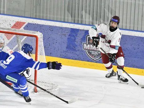 Samuel Hrenák (Slovensko), Adam Straka (Slovensko) a Janis Roberts Polis (Lotyšsko) počas prípravného hokejového zápasu do 18 rokov. 