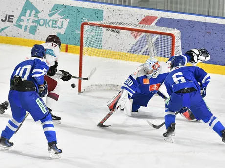 Tomáš Vajko (Slovensko), Samuel Hrenák (Slovensko), Gustavs Spigulis (Loyšsko) a Samuel Murin (Slovensko) počas prípravného hokejového zápasu do 18 rokov. 