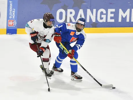 Marcus Kršák (Slovensko) a Arutrs Vegeris (Loyšsko) počas prípravného hokejového zápasu do 18 rokov. 