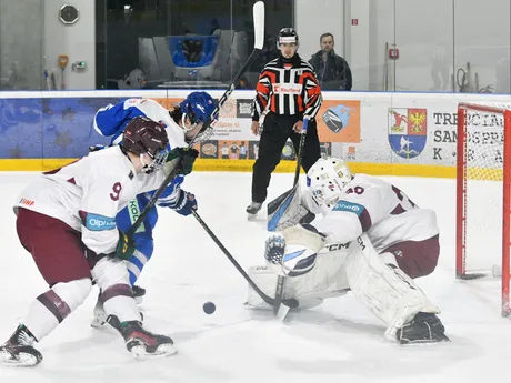 Reinis Auzinš (Lotyšsko), Ivan Berčík (Slovensko) a Ivans Kufterins (Loyšsko), Marcus Kršák (Slovensko) a Arutrs Vegeris (Loyšsko) počas prípravného hokejového zápasu do 18 rokov. 