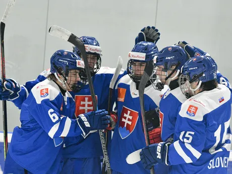 Radosť slovenských hokejistov po treťom góle počas prípravného hokejového zápasu Slovensko 18 - Lotyšsko 18.