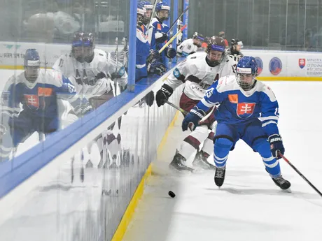 Ivan Berčík (Slovensko) a Gustavs Spigulis (Loyšsko) počas prípravného hokejového zápasu do 18 rokov. 