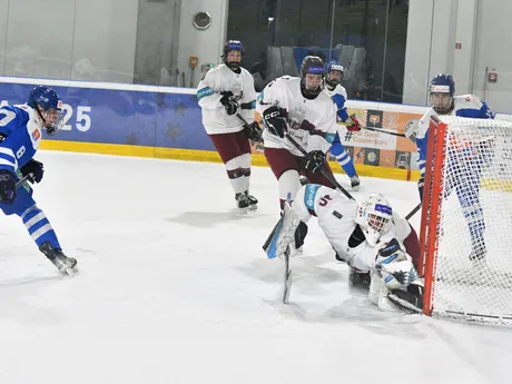 Adam Straka (Slovensko) strieľa gól a Ivans Kufterins (Lotyšsko) počas prípravného hokejového zápasu do 18 rokov. 