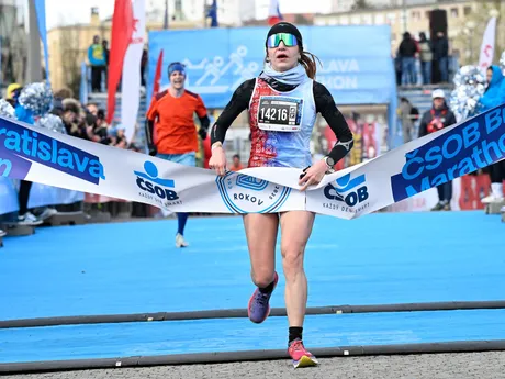 Zuzana Gejdošová sa teší z víťazstva v polmaratóne v kategórii žien v rámci ČSOB Bratislava Marathon 2025.