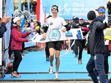 Martin Rusina sa teší z víťazstva na jubilejnom 20. ročníku ČSOB Bratislava Marathon 2025.