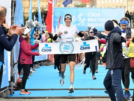 Martin Rusina sa teší z víťazstva na jubilejnom 20. ročníku ČSOB Bratislava Marathon 2025.