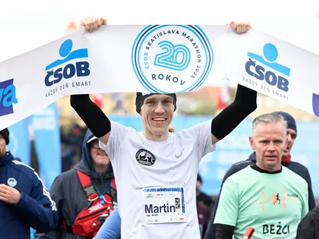 Martin Rusina sa teší z víťazstva na jubilejnom 20. ročníku ČSOB Bratislava Marathon 2025.