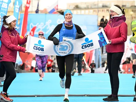 Zuzana Polohová sa teší z víťazstva v kategórii žien na jubilejnom 20. ročníku ČSOB Bratislava Marathon 2025.