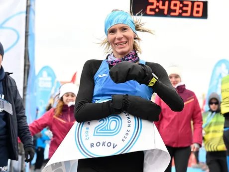 Zuzana Polohová sa teší z víťazstva v kategórii žien na jubilejnom 20. ročníku ČSOB Bratislava Marathon 2025.