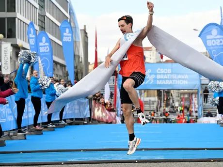 Ondrej Kubo sa teší z víťazstva v polmaratóne v rámci ČSOB Bratislava Marathon 2025.