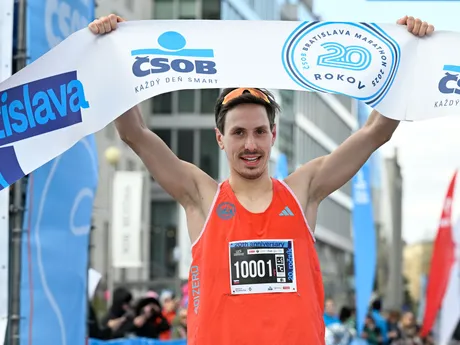 Ondrej Kubo sa teší z víťazstva v polmaratóne v rámci ČSOB Bratislava Marathon 2025.
