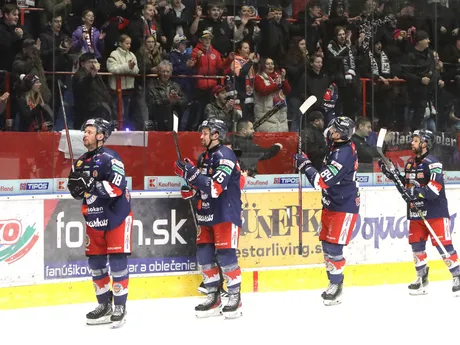 Hokejisti Zvolena oslavujú výhru nad Košicami po štvrtom zápase semifinále play off hokejovej Tipos extraligy KM Zvolen - HC Košice.