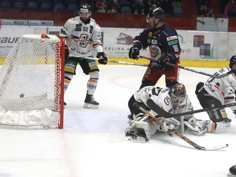 Brankár Košíc Jaroslav Janus inkasuje gól počas štvrtého zápasu semifinále play off hokejovej Tipos extraligy KM Zvolen - HC Košice.