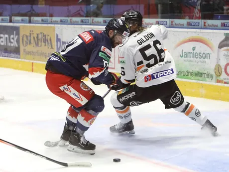 Andrej Kudrna (Zvolen) a Max Gildon (Košice) počas štvrtého zápasu semifinále play off hokejovej Tipos extraligy.