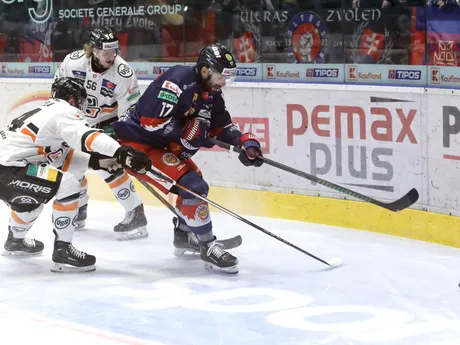 Matúš Havrila, Max Gildon (Košice) a Andrej Kudrna (Zvolen) počas štvrtého zápasu semifinále play off hokejovej Tipos extraligy.