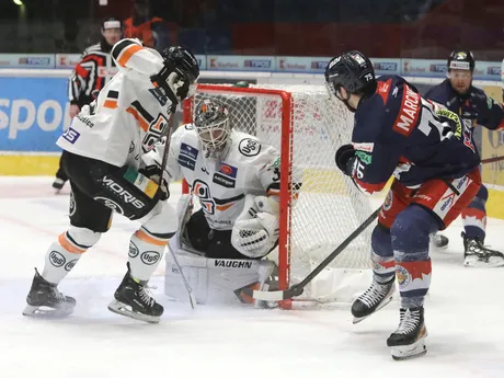 Patrik Marcinek (Zvolen) strieľa gól brankárovi Jaroslavovi Janusovi (Košice) počas štvrtého zápasu semifinále play off hokejovej Tipos extraligy.