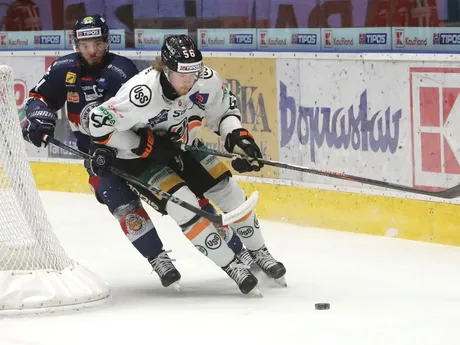 Peter Zuzin (Zvolen) a Max Gildon (Košice) počas štvrtého zápasu semifinále play off hokejovej Tipos extraligy. 