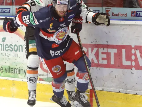 Kyle Olson (Zvolen) a Max Gildon (Košice) počas štvrtého zápasu semifinále play off hokejovej Tipos extraligy.