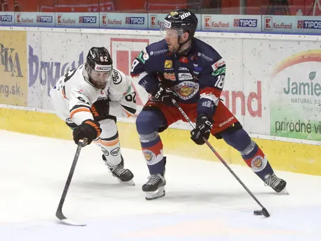 Josh Teves (Košice) a Martin Jakúbek (Zvolen) počas štvrtého zápasu semifinále play off hokejovej Tipos extraligy. 