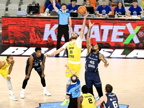 Na snímke pri lopte vľavo Milan Szabo (Inter) a vpravo Lewis Markel Sullivan (Voluntari) počas semifinále ENBL Glasora Final Four Inter Bratislava – CSO Voluntari.