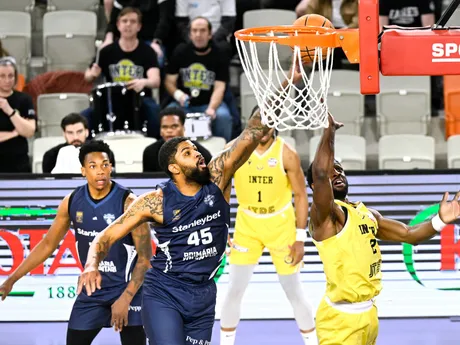 Na snímke vpravo Dontay Caruthers (Inter) a vľavo Lewis Markel Sullivan (Voluntari) počas semifinále ENBL Glasora Final Four Inter Bratislava – CSO Voluntari.