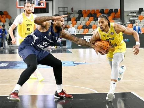 Na snímke vpravo Isaiah De Vonte Cousins (Inter) a vľavo Lewis Markel Sullivan (Voluntari) počas semifinále ENBL Glasora Final Four Inter Bratislava – CSO Voluntari.