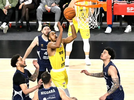 Na snímke s loptou Isaiah De Vonte Cousins (Inter) počas semifinále ENBL Glasora Final Four Inter Bratislava – CSO Voluntari.