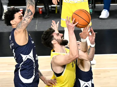 Na snímke uprostred Trent Elliot Buttrick (Inter), vľavo Donovan Richard Ivory a Lee Edward Skinner (obaja Voluntari) počas semifinále ENBL Glasora Final Four Inter Bratislava – CSO Voluntari.