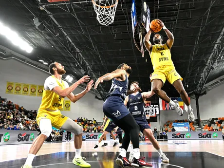 Na snímke vpravo Dontaz Caruthers, vľavo Milan Szabo (obaja Inter) a uprostred Lewis Markel Sullivan (Voluntari) počas semifinále ENBL Glasora Final Four Inter Bratislava – CSO Voluntari.
