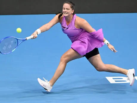 Viktória Hrunčáková odvracia loptičku Rebecce Munkovej Mortensenovej z Dánska