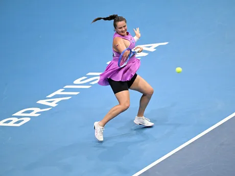 Viktória Hrunčáková odvracia loptičku Rebecce Munkovej Mortensenovej z Dánska 