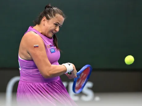 Viktória Hrunčáková odvracia loptičku Rebecce Munkovej Mortensenovej z Dánska