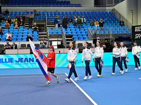 domáce družstvo Slovenska nastupuje na úvodnú dvojhru duelu Slovensko - Dánsko v kvalifikačnej C-skupine o postup na finálový turnaj Pohára Billie Jean Kingovej