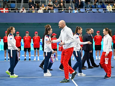 družstvá Dánska a domáceho Slovenska si podávajú ruky pred úvodnou dvojhrou duelu Slovensko - Dánsko