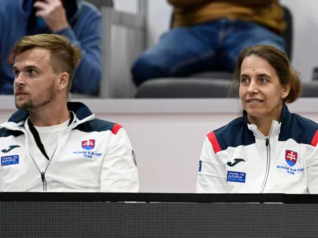 členka slovenského tímu Janette Husárová (vpravo) sleduje úvodnú dvojhru duelu Slovensko - Dánsko 